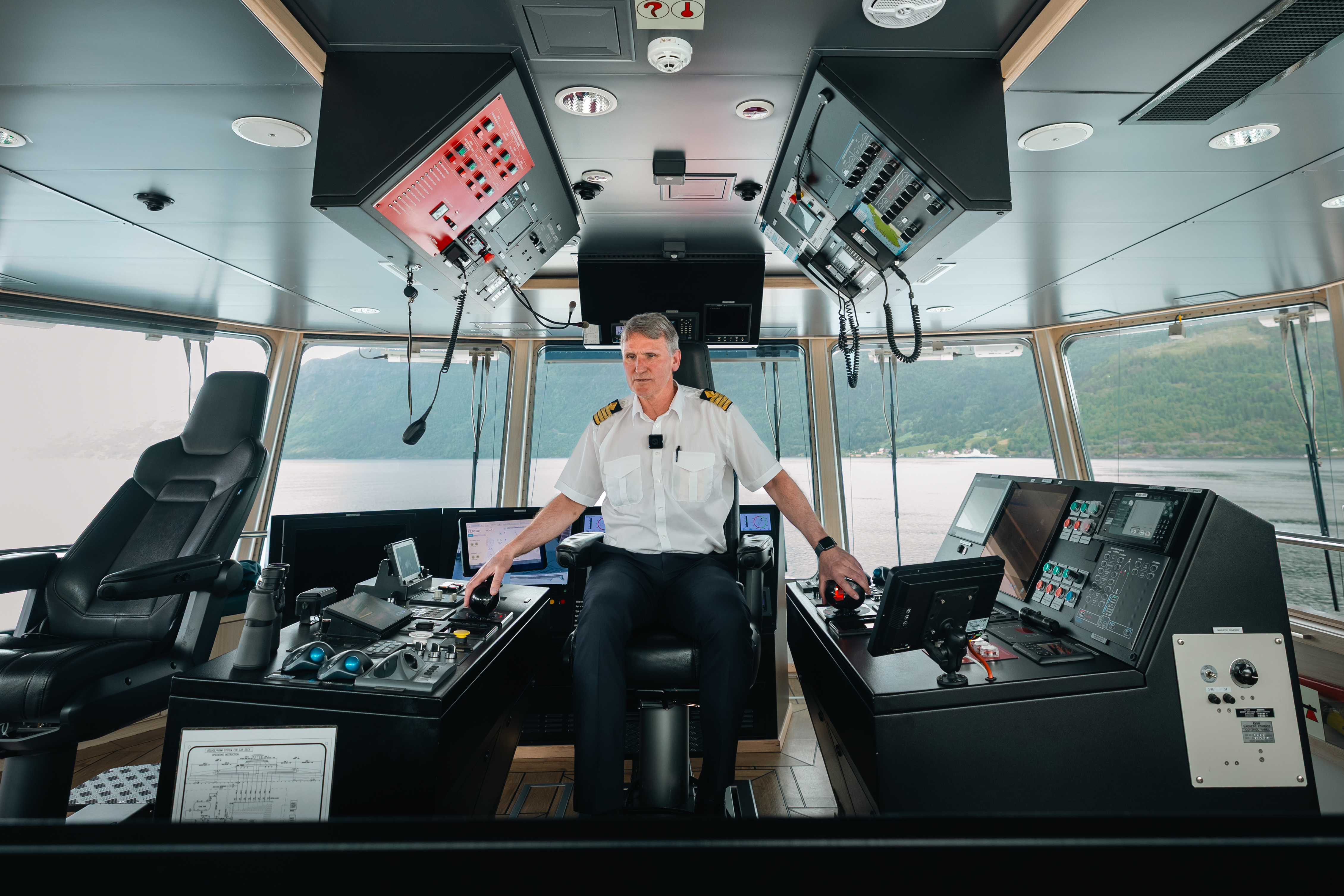Kaptein Kjell Inge Mundal på brua til M/F Eidsfjord