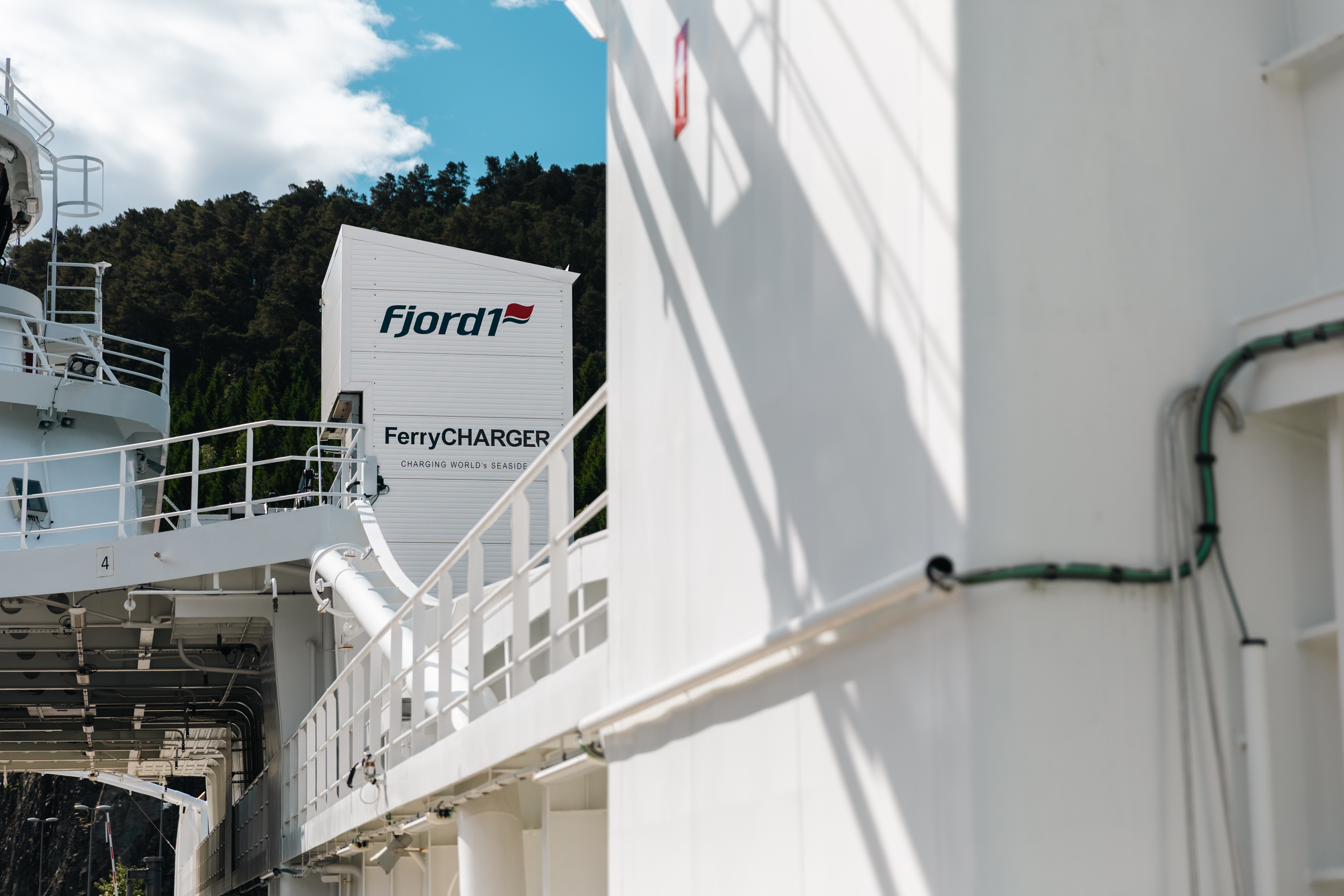 FerryCharger-ladesystem, Fjord1-logo synleg Alt-tekst: Automatisk ladesystem for elektrisk ferje ved kai.