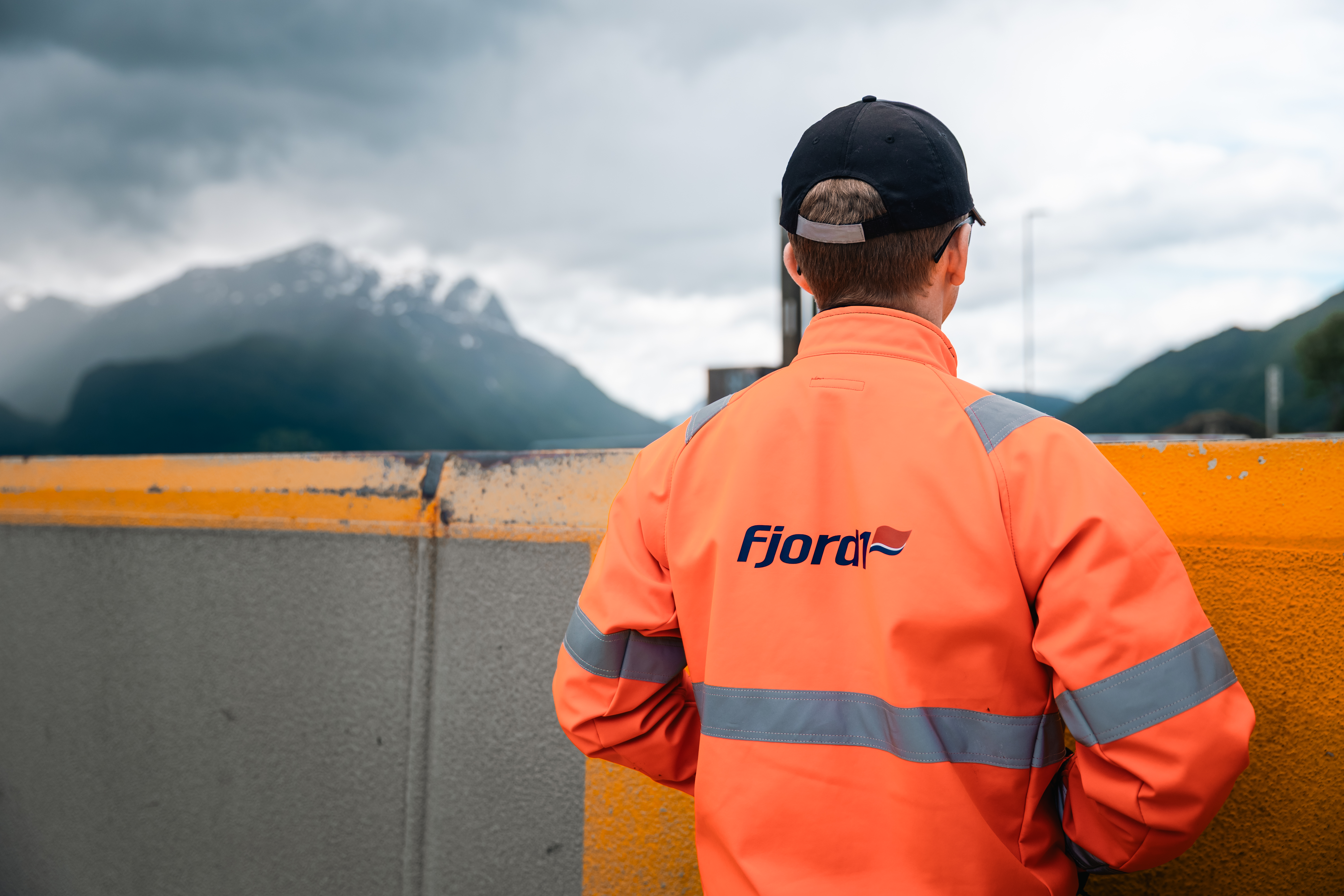 Mannskap leier trafikk på bildekket til M/F Eidsfjord ved Lote kai