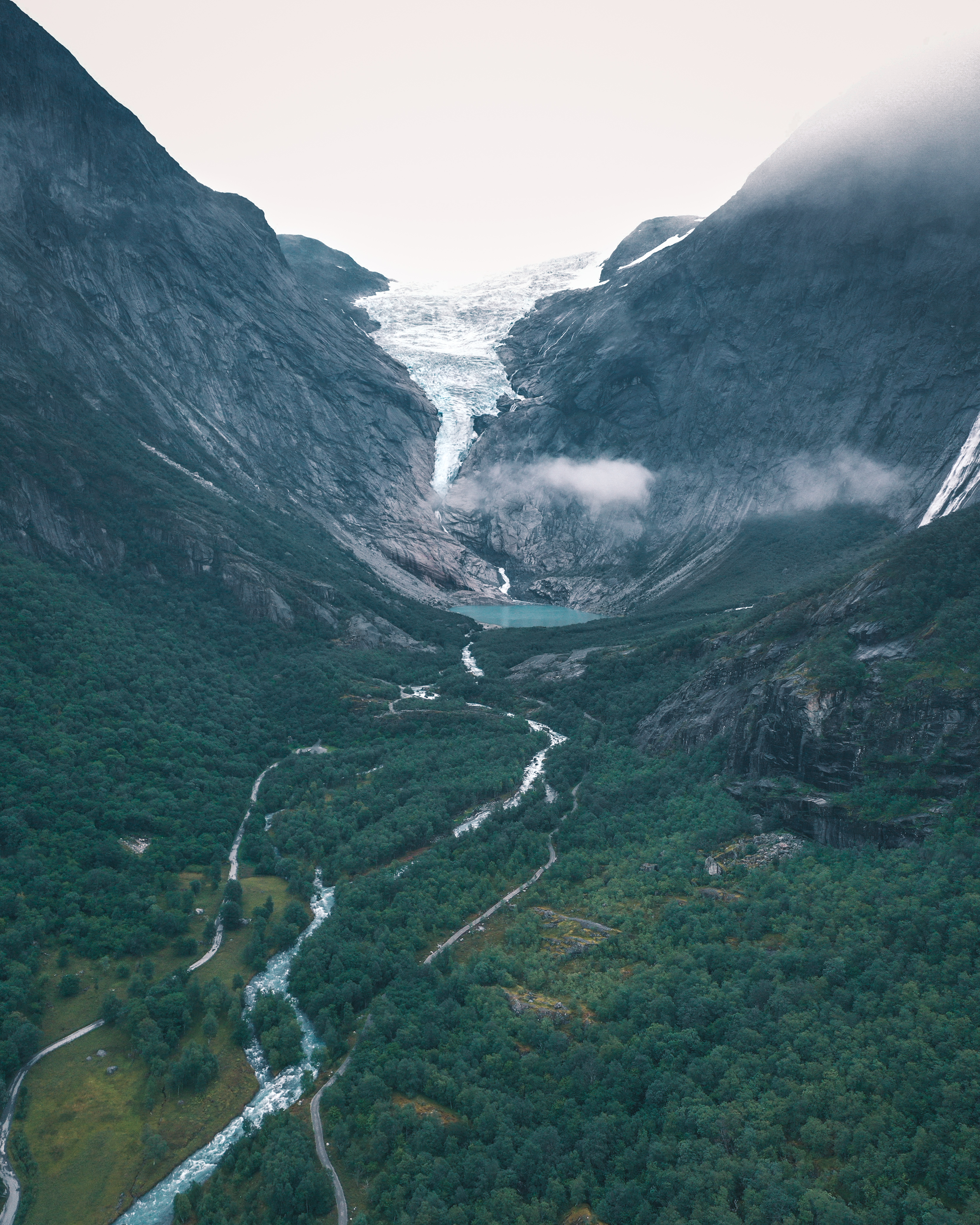 Briksdalsbreen i skumring - Ruben Soltvedt