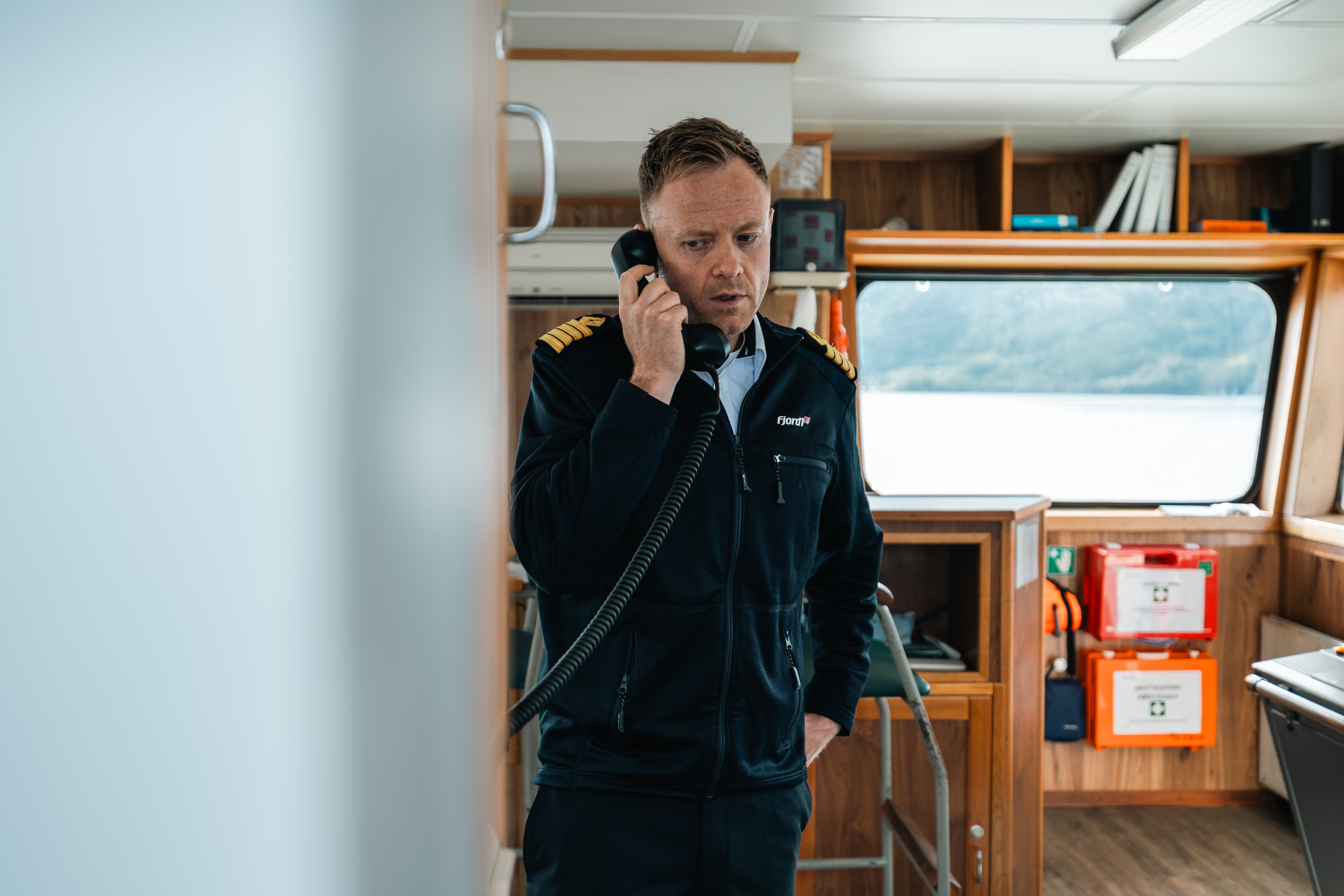 Skipsførar Torbjørn Hatledal på brua til M/F Selje