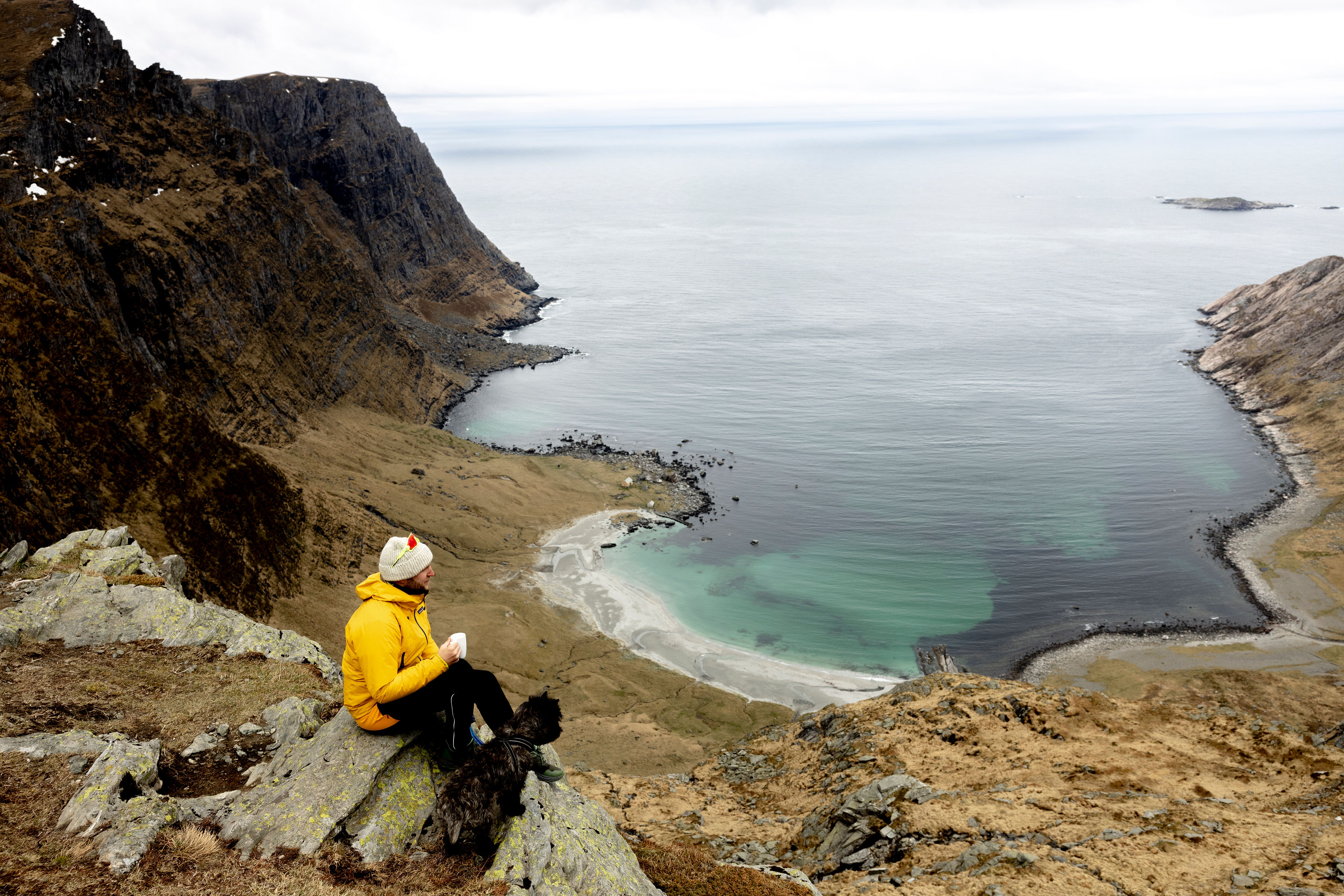 Mann og hund med utsikt over Vetvika