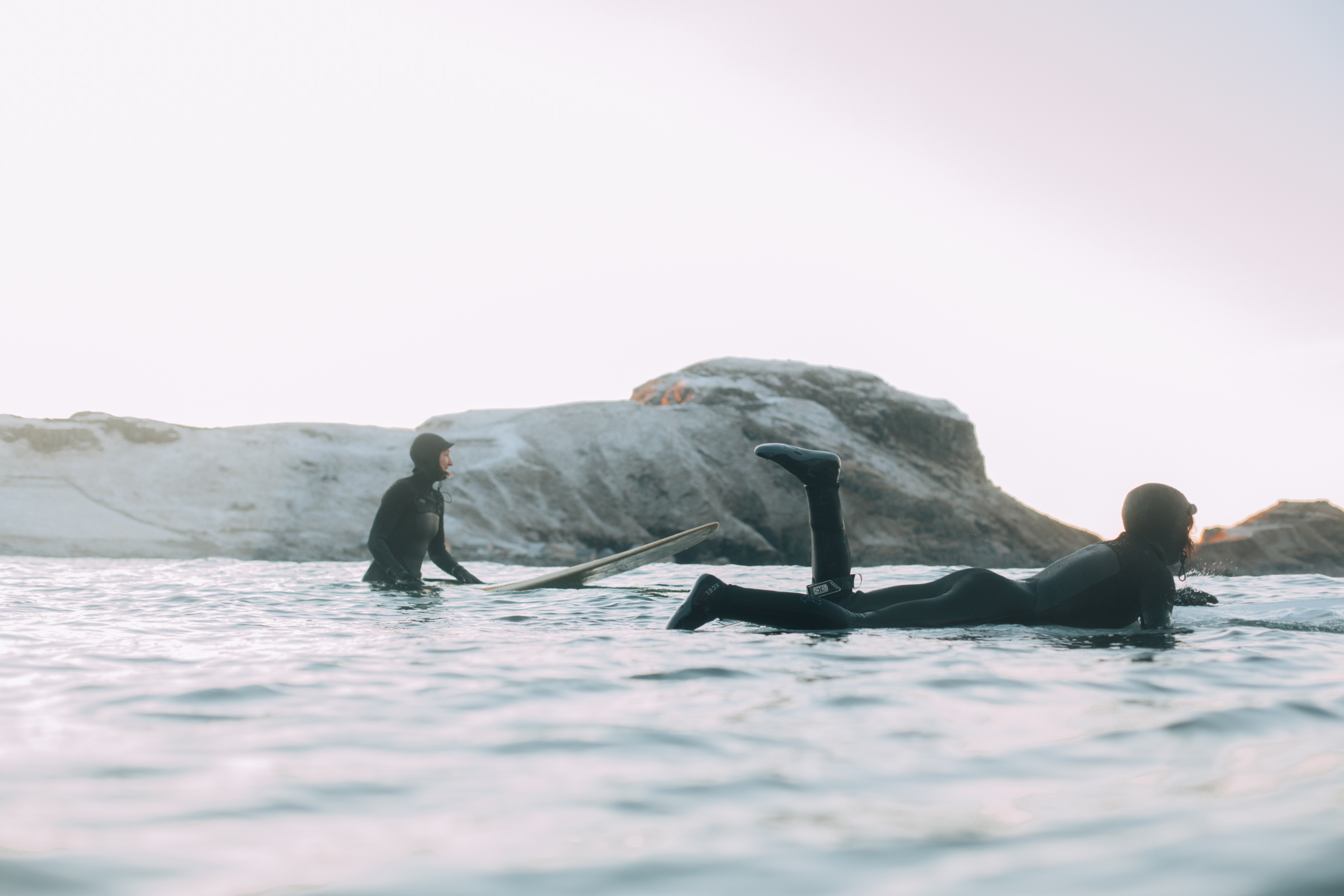 Surfing i bølgjer på vinteren.