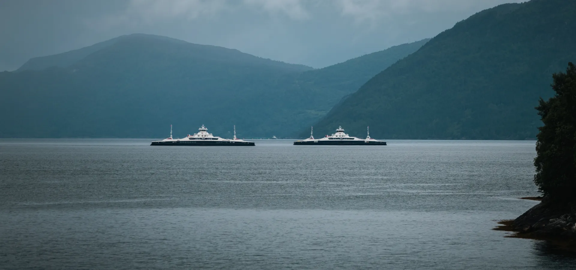 To Fjord1-ferjer passerer kvarandre på Nordfjorden på strekninga Lote–Anda. - Dag Ulvedal