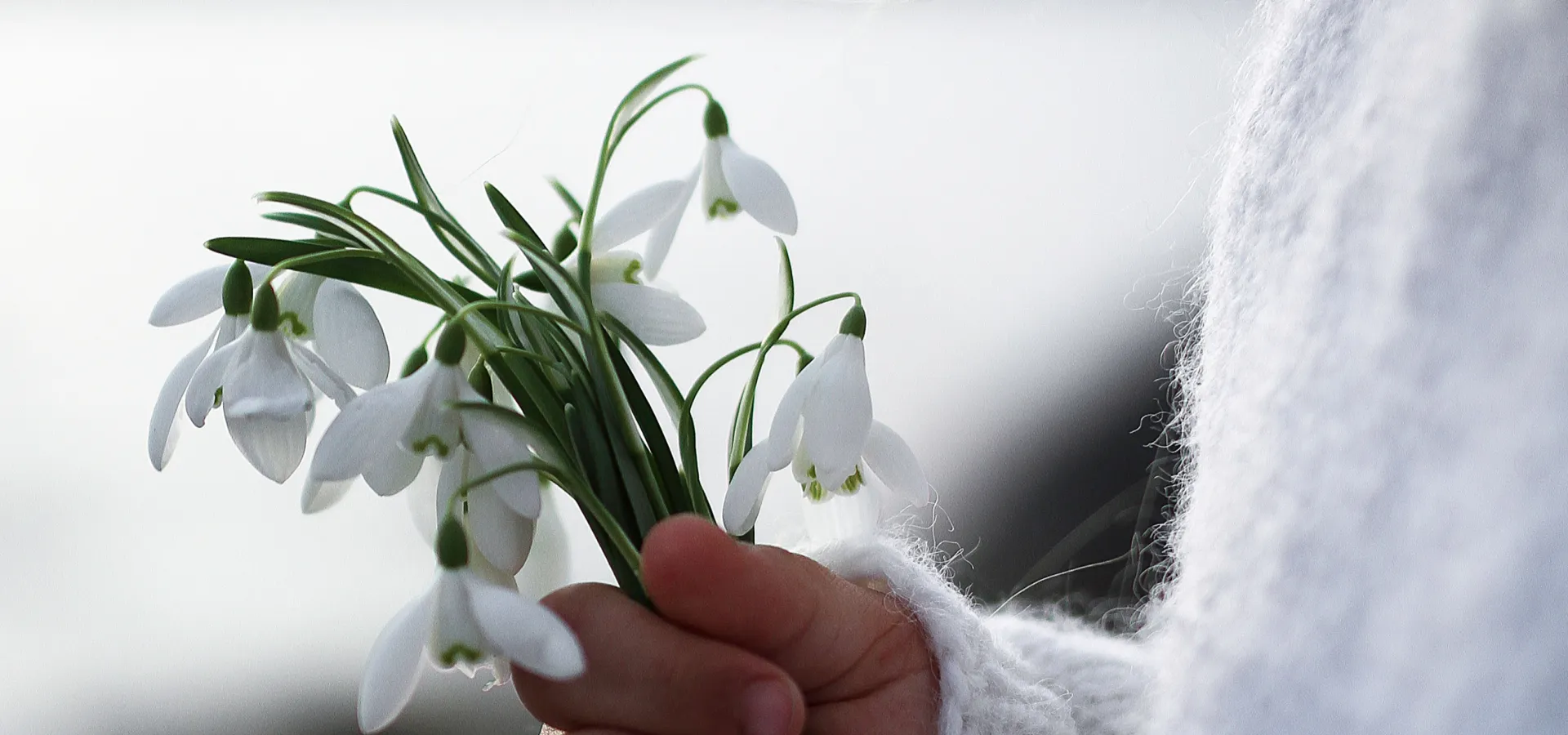 Jente med blomster i hendene