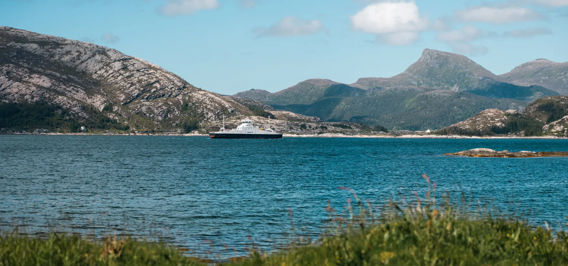 To Fjord1-ferjer passerer kvarandre på Nordfjorden på strekninga Lote–Anda. - Dag Ulvedal