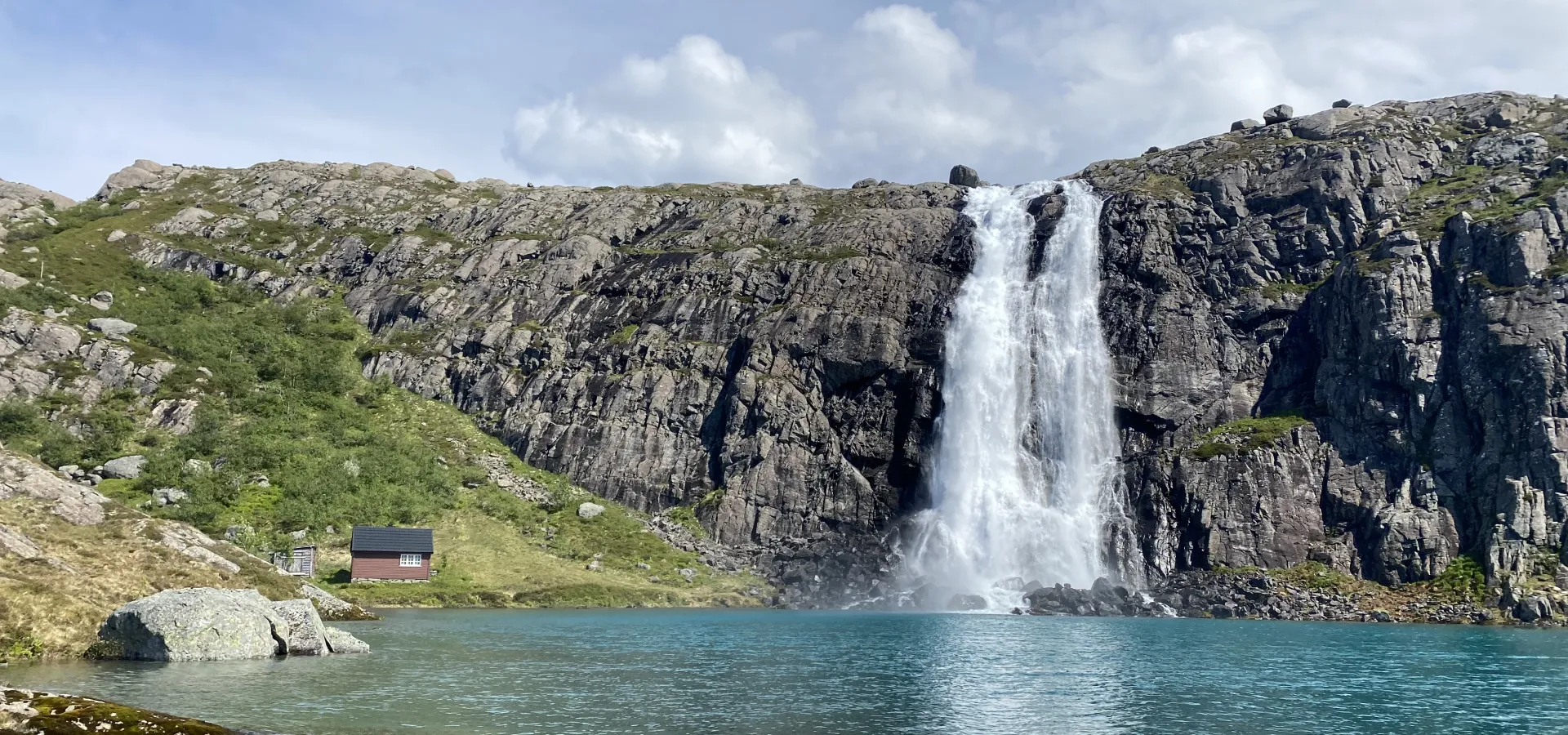 Gullsmedhytta med foss - fotograf Svend Petter Kjerpeseth frå turlaget i svelgen