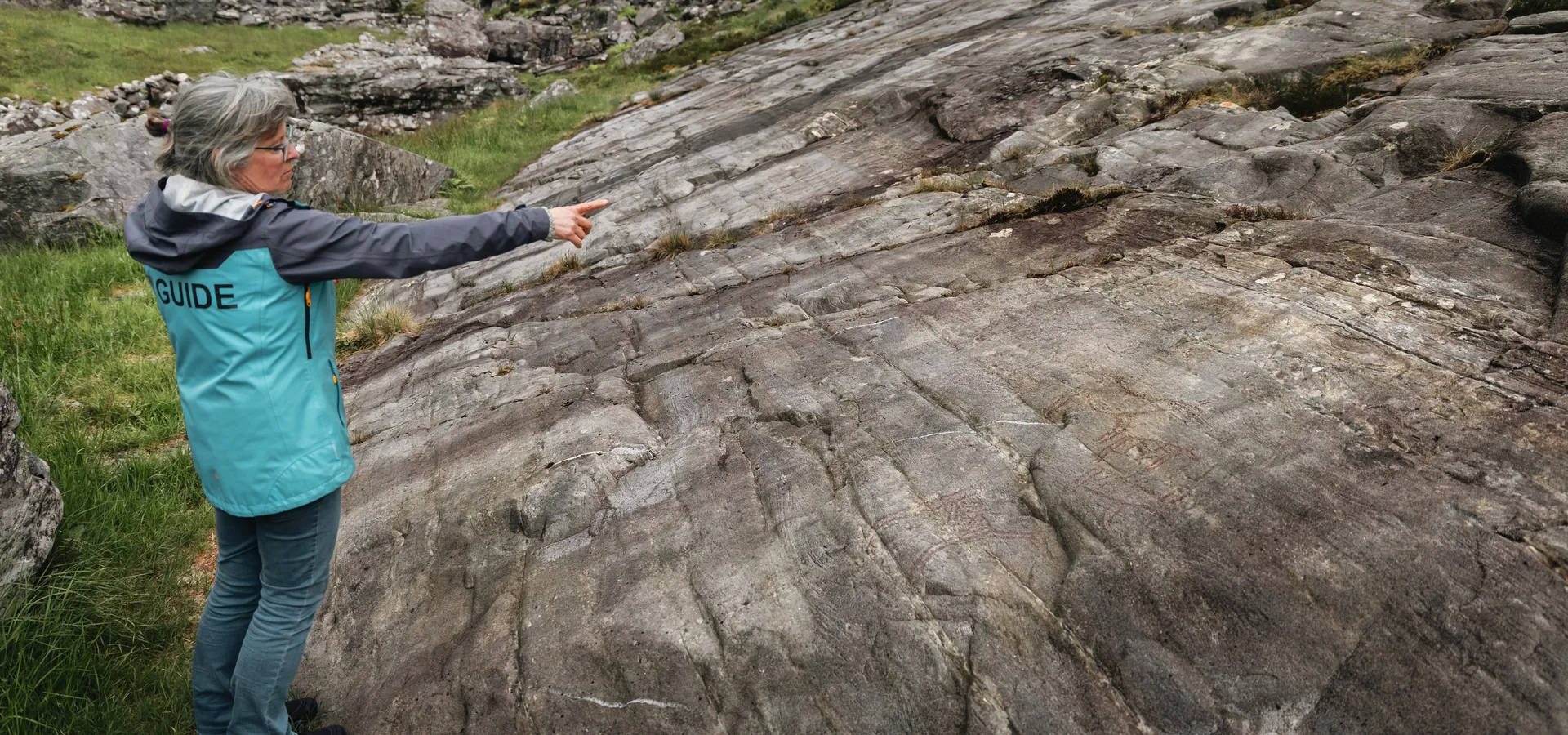 Guide viser fram helleristningar i Vingenfeltet i Bremanger