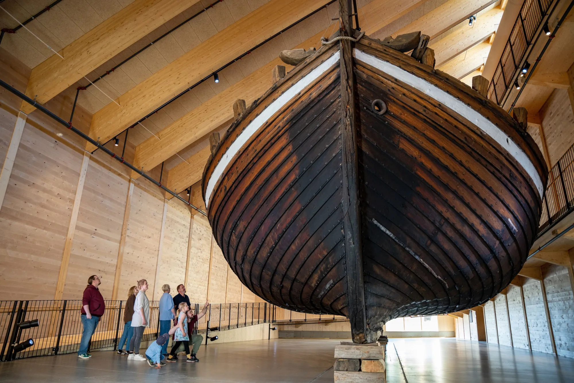 Henning A. Hellebust Holvikejekta – Sjøens stavkyrkje – Nyheit opnar juni 2025