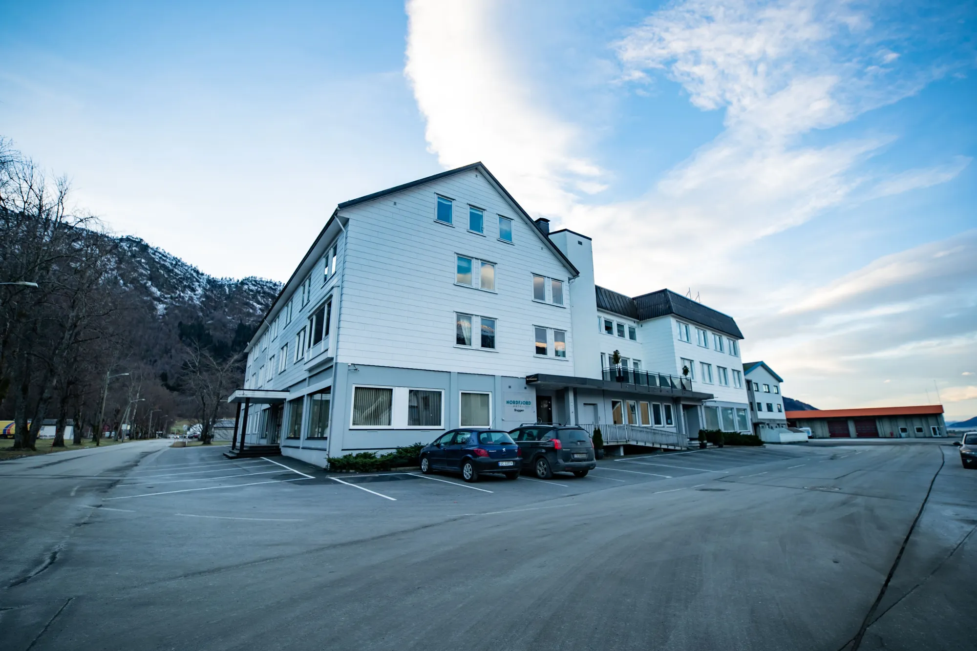 Nordfjord Hotell Bryggen ligg idyllisk til ved kaia på Nordfjordeid, med utsikt mot fjorden og kort veg til sentrum. Her bur du i moderne og lyse rom, og får eit enkelt og fleksibelt opphald i rolige omgjevnader – perfekt for både korte og lengre besøk.
