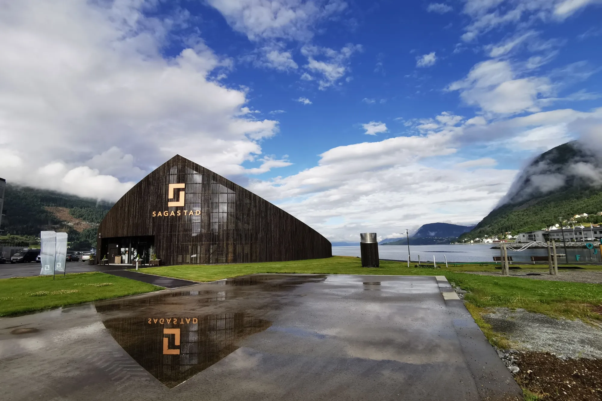 Sagastad Vikingsenter på Nordfjordeid med flott utsikt mot fjorden og omkringliggande natur.