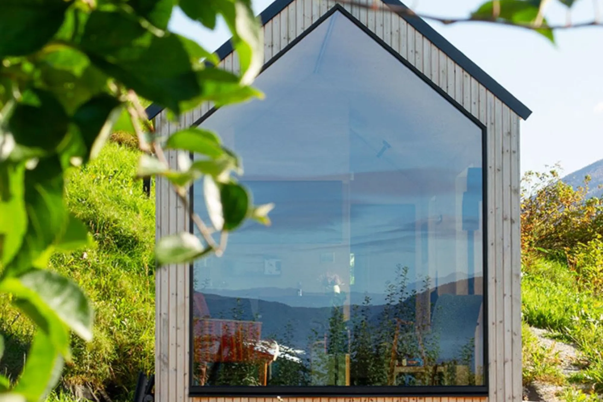 Den sjarmerande hytta Nilsstova ligg idyllisk til i frukthagen på Påldtun i Nordfjord.