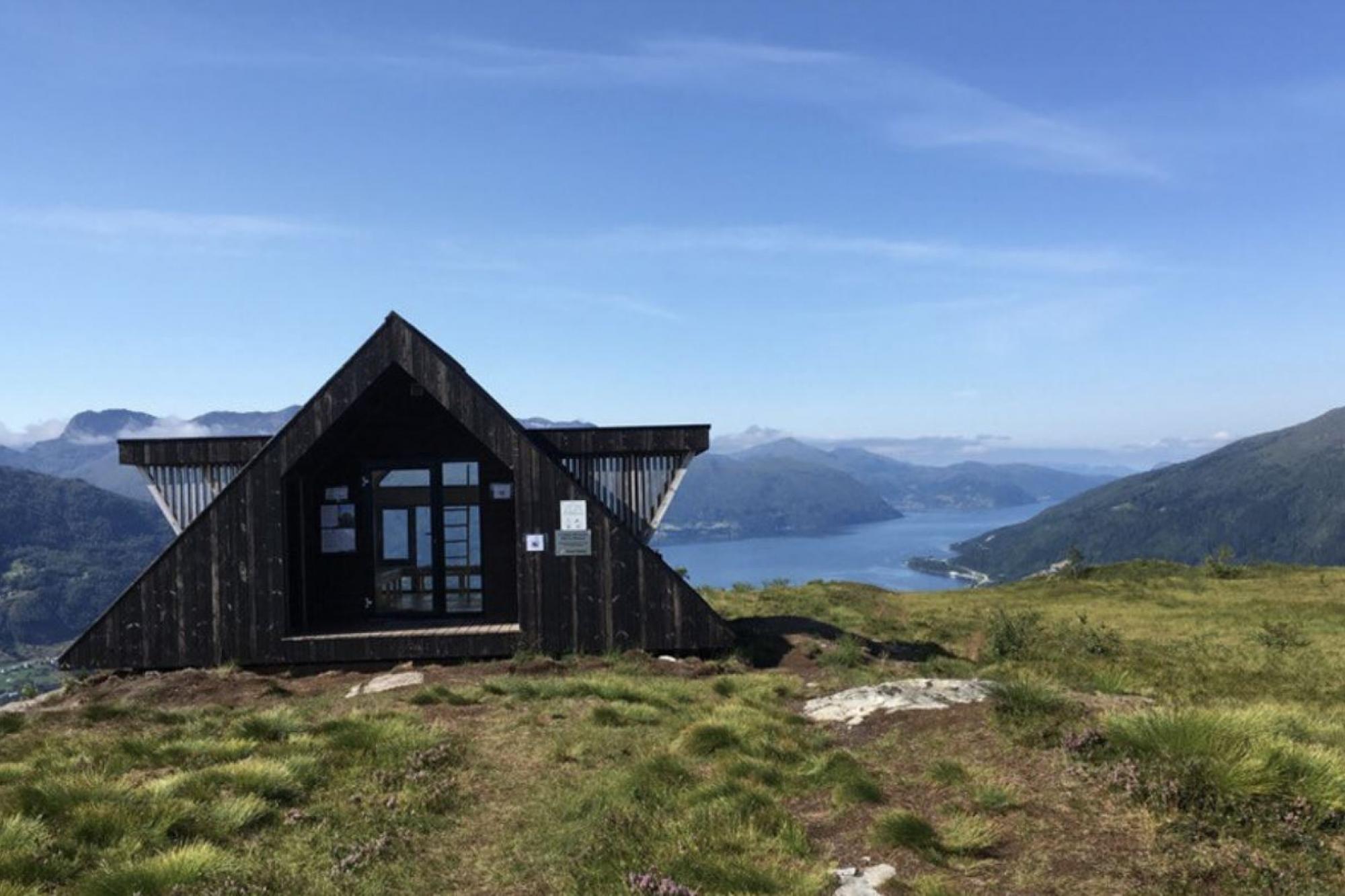 Hike Naustdalskamben | Fjordguiding  
