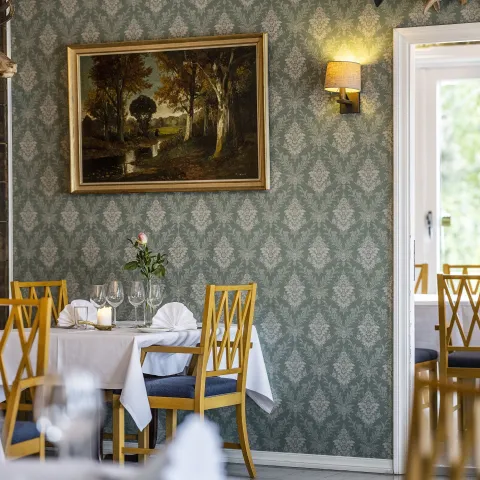 Interiør frå Restaurant Stovene i den historiske delen av Gloppen Hotell på Sandane i Nordfjord.