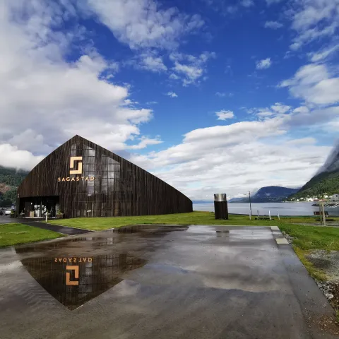 Sagastad Vikingsenter på Nordfjordeid med flott utsikt mot fjorden og omkringliggande natur.
