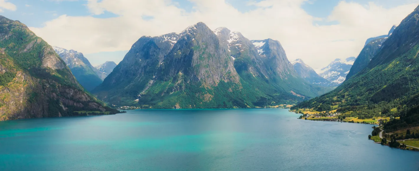 Vatn omkransa av høge fjell